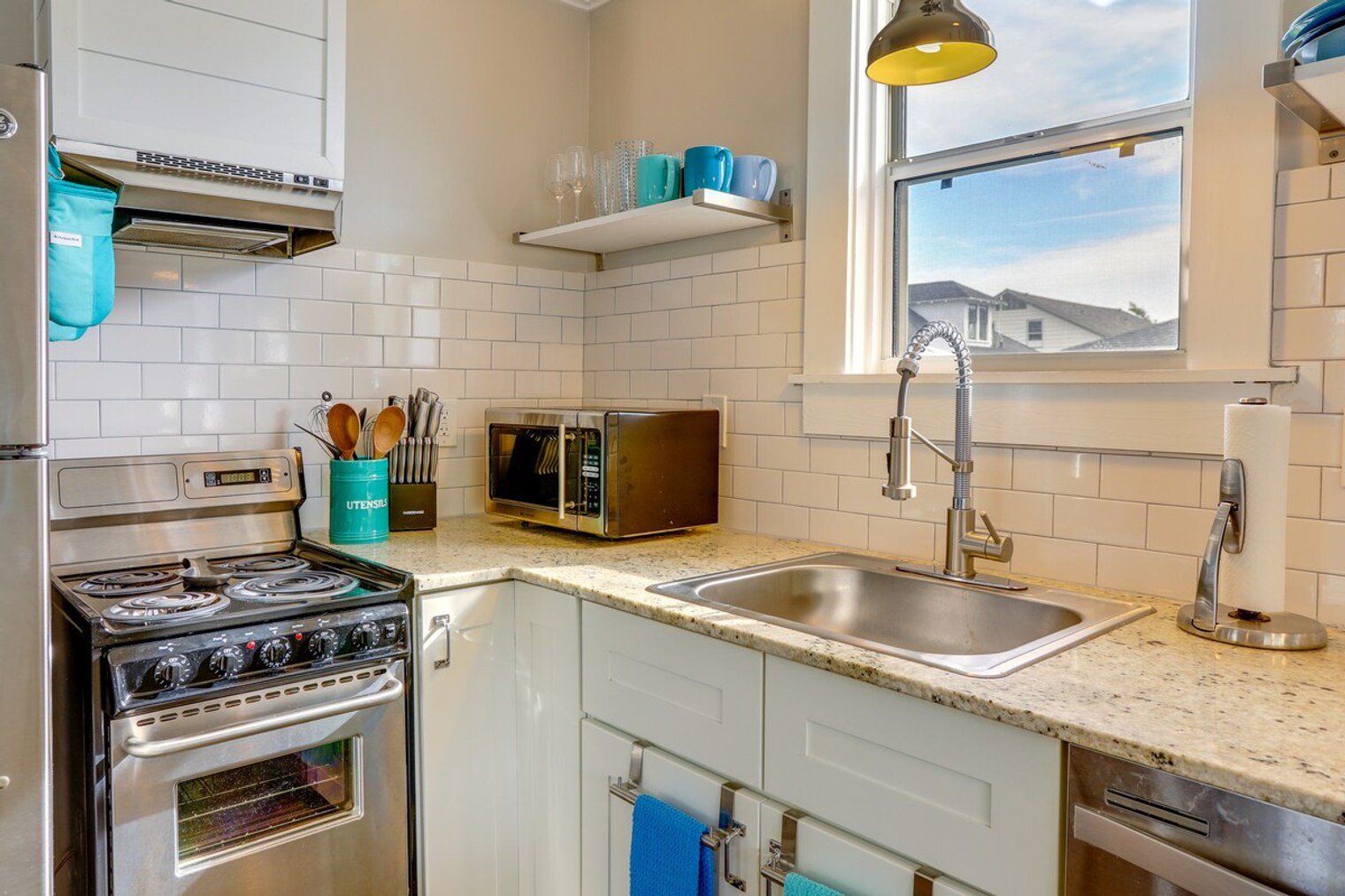 Building Photo - 202 10th Ave NE