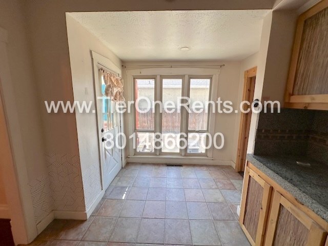 Building Photo - This property offers a NO DEPOSIT option available for qualified renters!