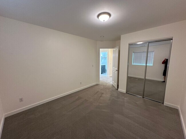 Building Photo - Application Pending - 3 Bedroom Townhouse For Rent In Hood River