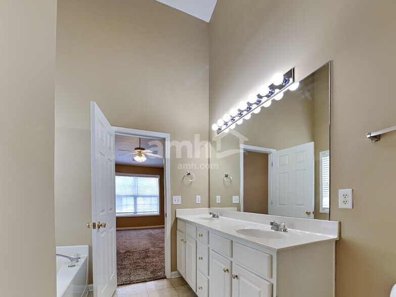 Building Photo - 123 W Skyline Vw