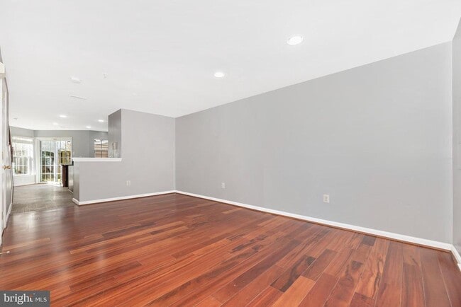 Building Photo - 618 Cawley Dr