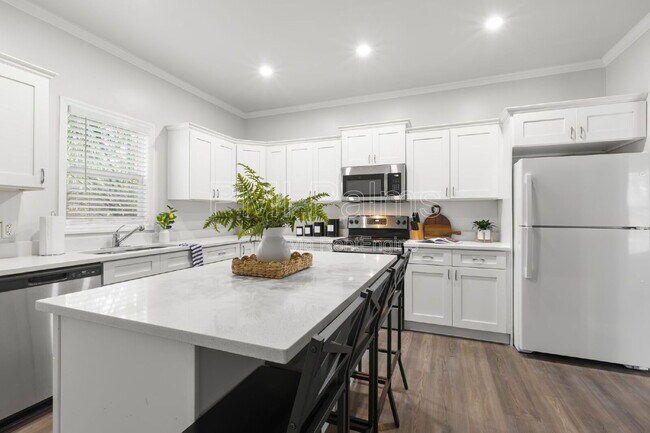 Building Photo - 1521 Preston St S