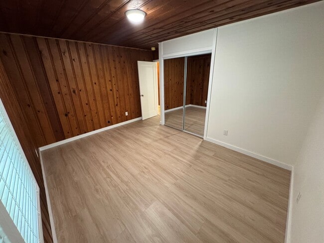 Building Photo - 2+1 Quaint Midtown Ventura Home