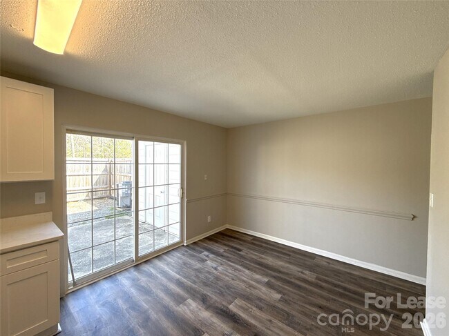 Building Photo - 300 N Main St