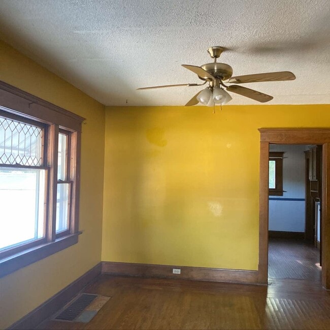 Building Photo - 208 S Main St