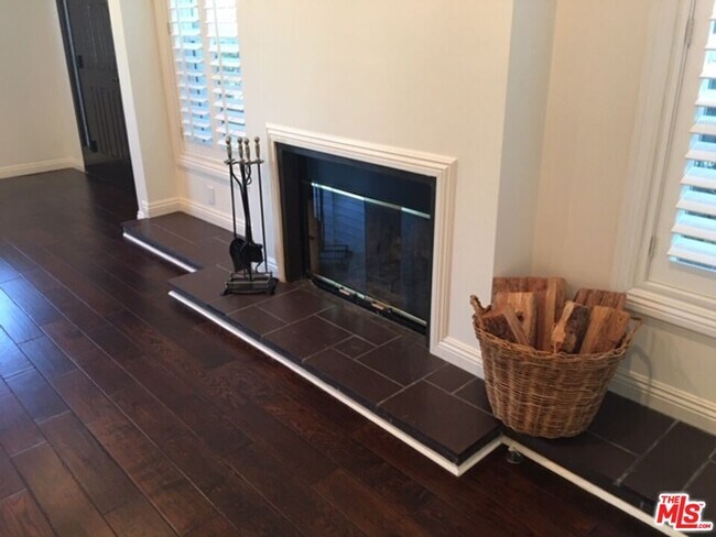 Building Photo - 125 N Palm Dr