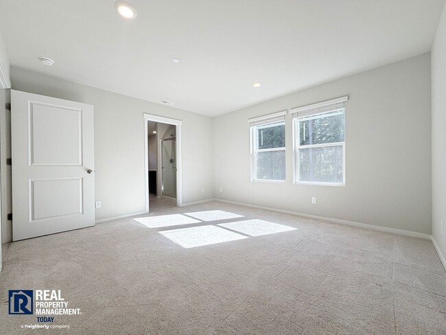 Building Photo - Stunning 4-Bedroom Home with Mount Rainier Views in Rainier Ridge!