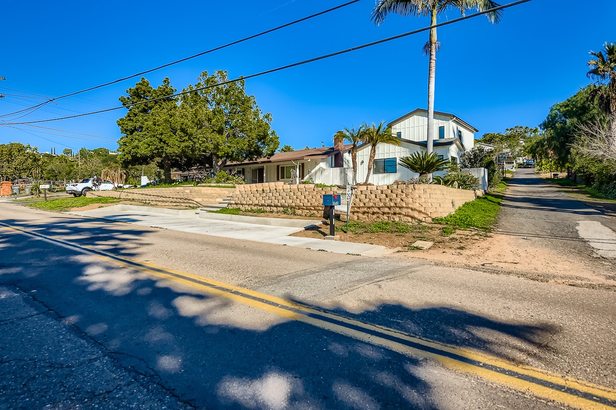 Building Photo - 1656 York Dr