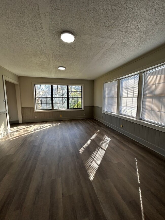 Building Photo - Spacious 4 bed, 2 bath home! Located minut...