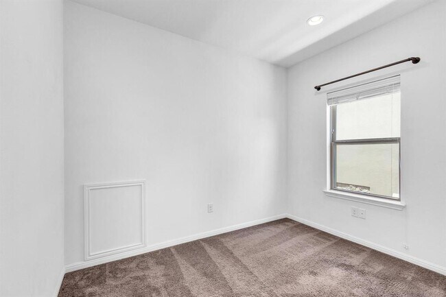Building Photo - 2907 Zelma Dr