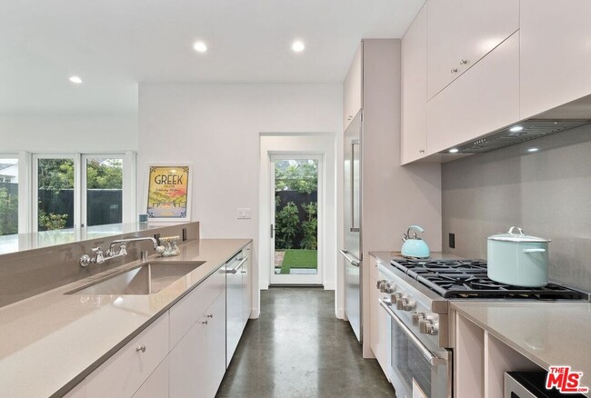 Building Photo - 15322 De Pauw St