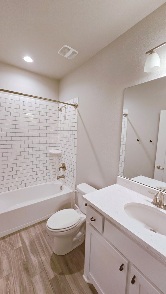 Building Photo - 26 Balmoral Cir