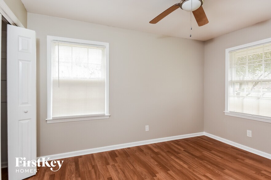 Building Photo - 1917 Annette Ln SW