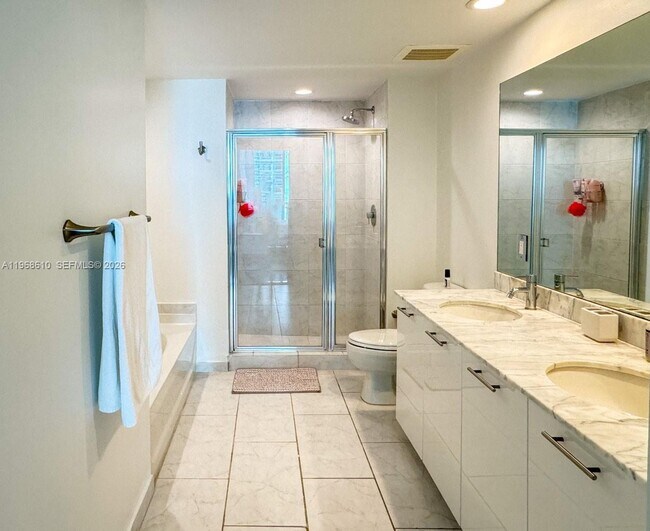 Building Photo - 950 Brickell Bay Dr