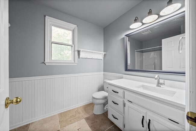 Building Photo - Pet Friendly Three Bedroom!