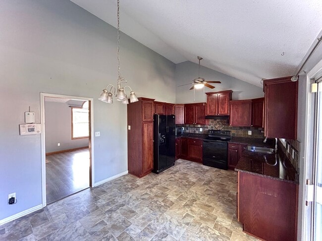 Building Photo - COMING SOON- 3bd/2bath Home North of the R...