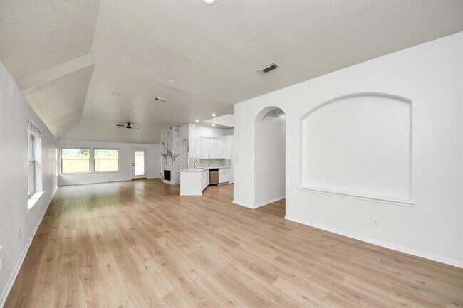 Building Photo - 5931 Mettler Ln