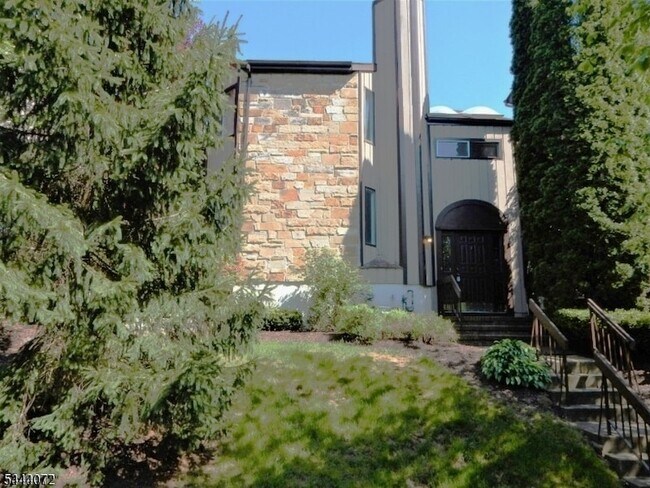 Building Photo - 51 Edinborough Ct