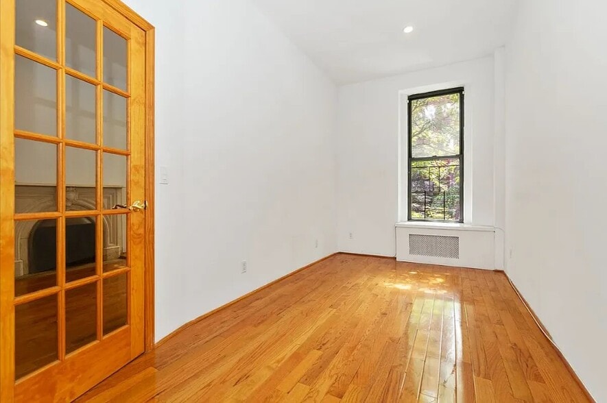 Building Photo - 125 E 39th St
