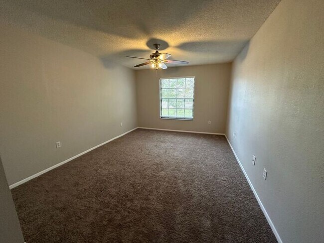 Building Photo - **MOVE IN SPECIAL $500 Off the first months rent** COZY 2 Bedroom/1.5 Bathroom 2nd Floor Condo!!