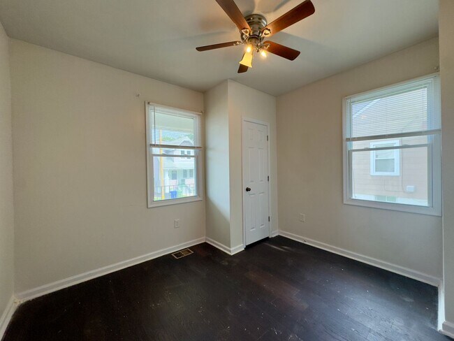 Building Photo - Charming 4 Bedroom/2 Bathroom in Asbury Av...