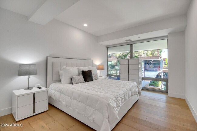Building Photo - 7117 E Rancho Vista Dr