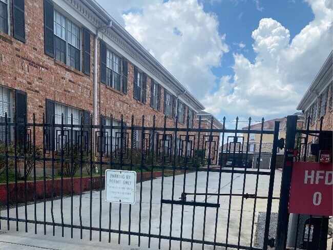 Building Photo - 2822 Briarhurst Dr