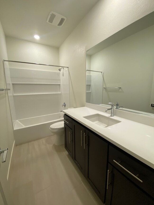 Building Photo - Boulevards End Unit Townhouse, 3 Bed / 2.5 Bath, Amenities, Close to 580 - Short term lease throu...
