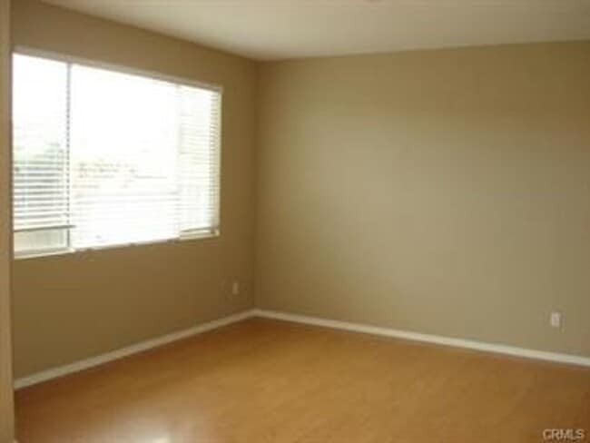 Building Photo - 3 Bedroom 2.5 Bath Condo in Gated Communit...