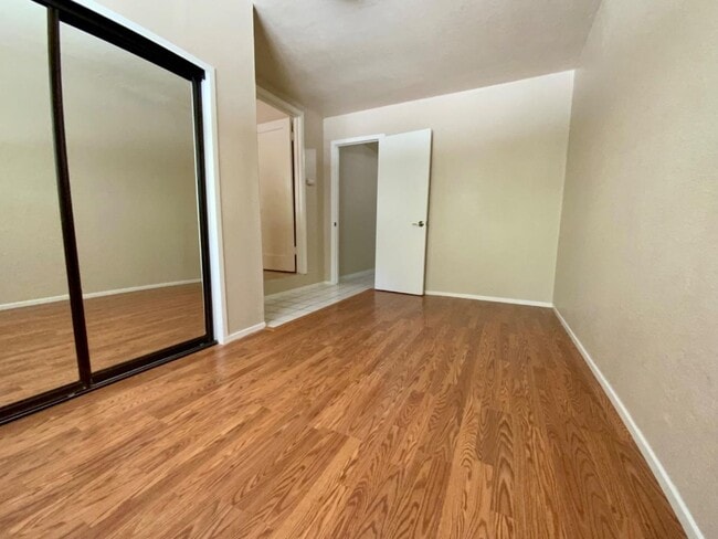 Building Photo - Absolutely ADORABLE/Spacious 2/2 Duplex!  ...