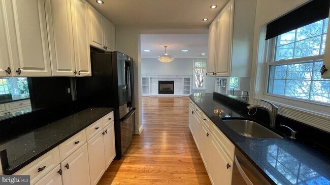 Building Photo - 10130 Blake Ln