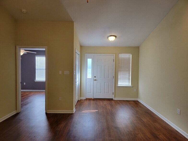 Building Photo - 2372 Quazar Cir