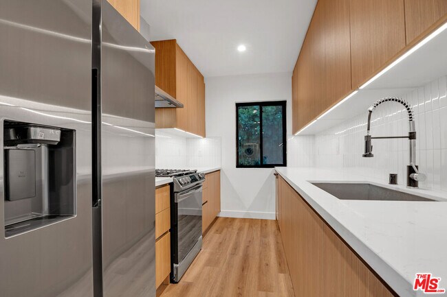 Building Photo - 950 Havenhurst Dr