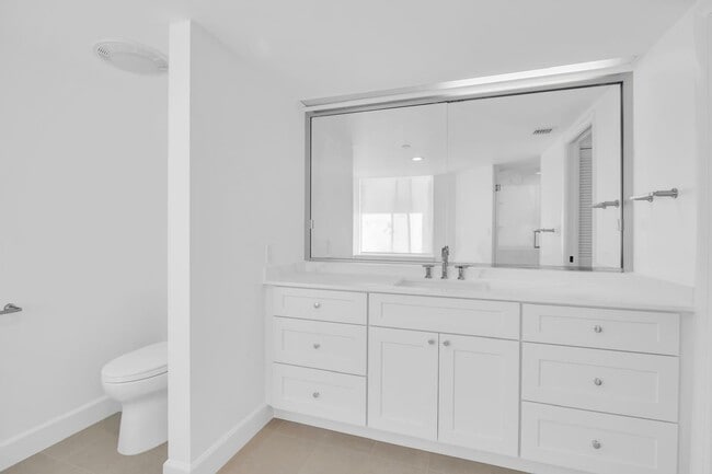 Building Photo - 529 S Flagler Dr