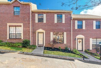 Building Photo - 2 Bedroom/2.5 Bath Spacious Condo in West ...