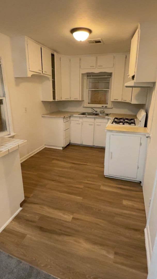 Building Photo - Cozy home with large backyard!