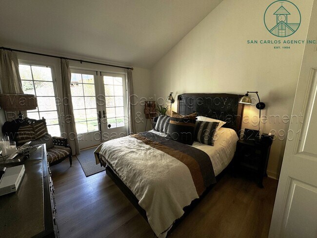 Building Photo - 3 Bed / 2 Bath Charming Carmel Point Home