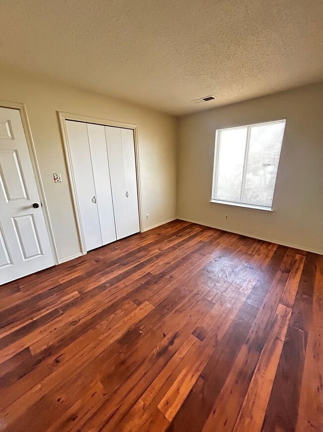Building Photo - 3 Bedroom 3 Bathroom 1 Car Garage