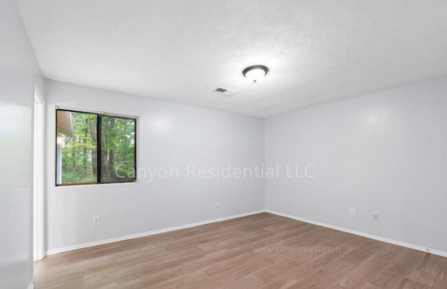 Building Photo - 5825 Vernier Dr SW
