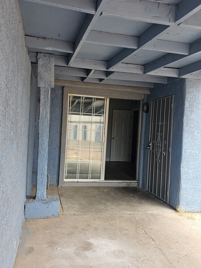 Building Photo - 705 Center St