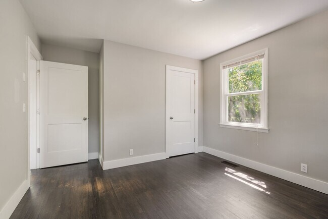 Building Photo - 2129 Crystal Dr