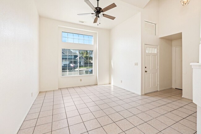 Building Photo - Beautiful 4BR/3BA  home in Clovis Schools District