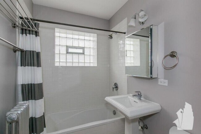 Building Photo - 3 bedroom in Chicago IL 60640