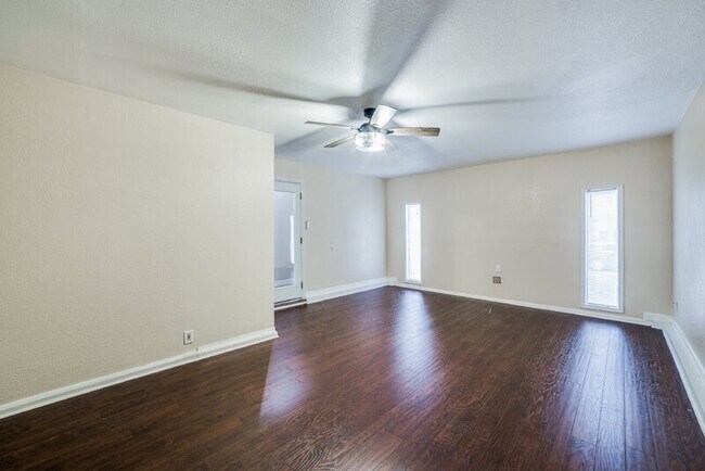 Building Photo - 6158 Valley Clf
