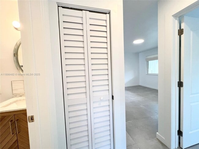 Building Photo - 2827 SW 24th St