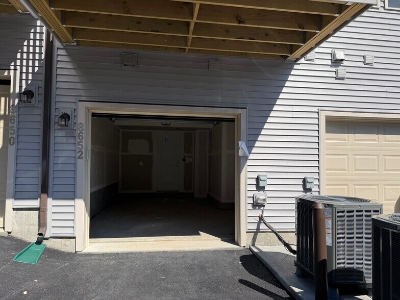 garage - 8652 Lovelace St