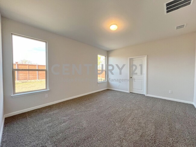 Building Photo - Crisp and Clean 4/2/2 in Boyd For Rent!