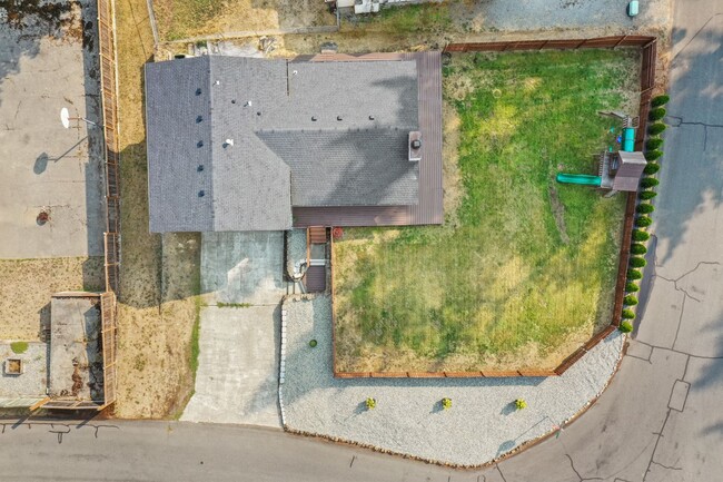 Building Photo - Home with private Long Lake community beac...
