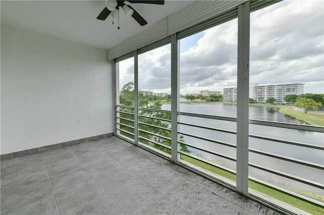 Building Photo - 2751 N Palm Aire Dr