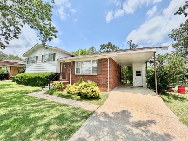 Building Photo - THREE BEDROOM/TWO BATH SPACIOUS HOME - CON...